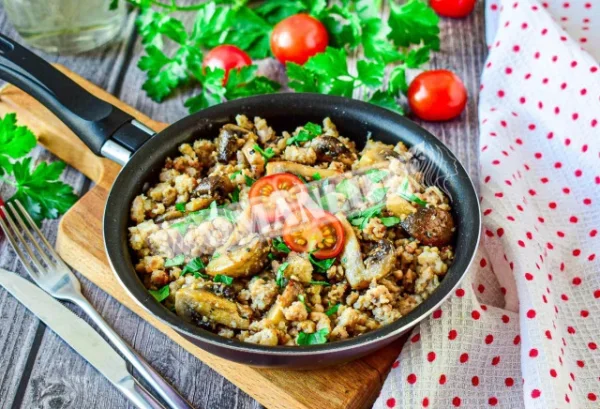 Фарш з грибами на сковороді