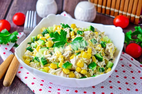 Салат куряча грудка кукурудза сир огірок