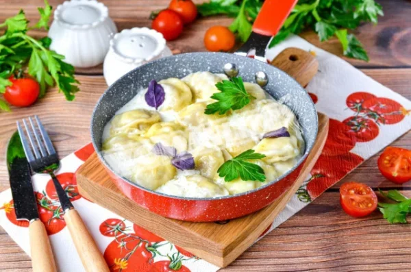 Смажені вареники зі сметаною на сковороді