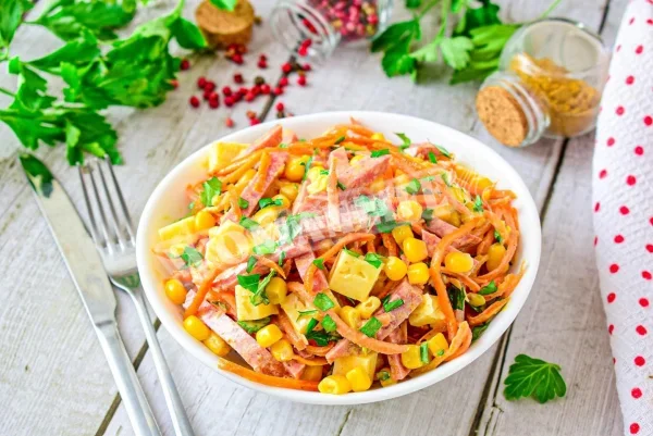 Салат з корейської моркви кукурудзи копченої ковбаси