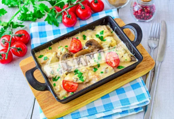 Жульєн з куркою на сковороді в сметані