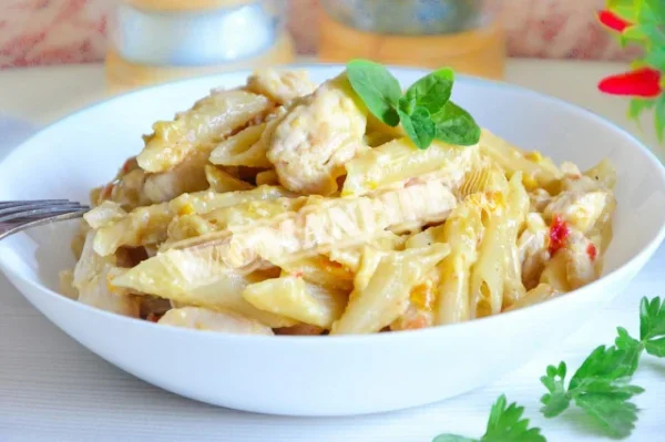 Макарони з куркою, грибами та сиром