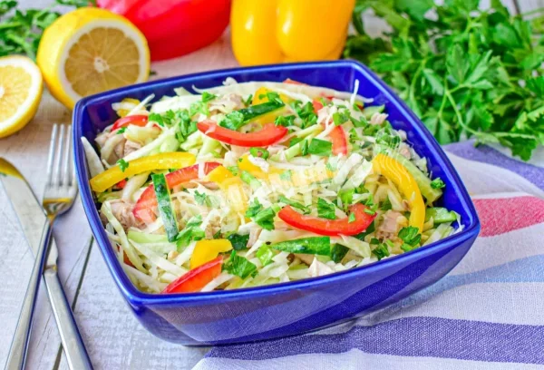 Салат з капустою і курячою грудкою