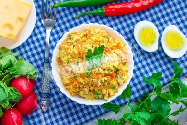Морквяний салат з сирним яйцем і часником