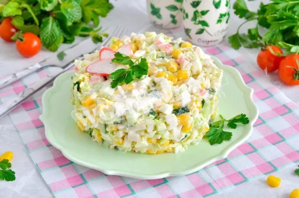 Салат з капустою, крабовими паличками і огірком
