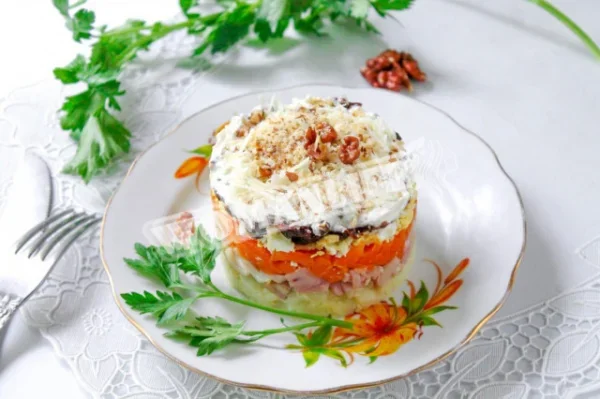 Салат з копченої курки чорнослив і гриби печериці