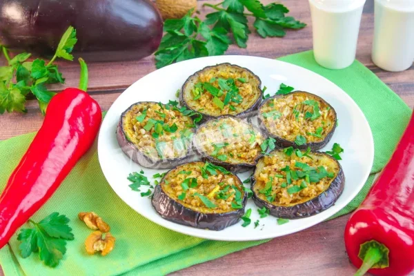 Баклажани з волоськими горіхами і часником