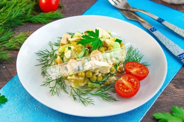 Салат з куркою і маринованими грибами