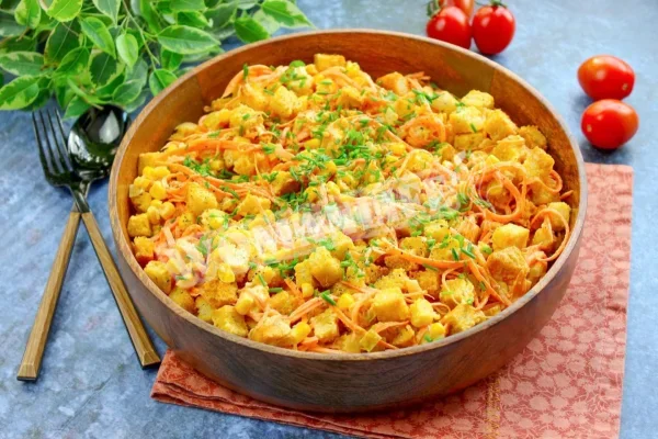 Салат з корейською морквою, грінками і кукурудзою