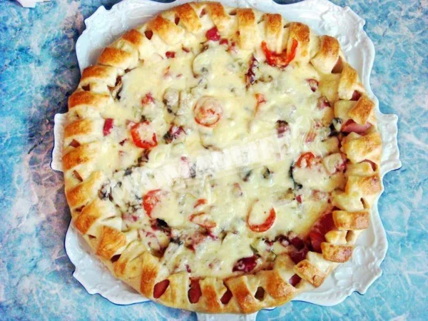 Святкова піца з сосисками по краях