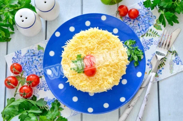 Багатошаровий салат з яйцями, сиром і куркою