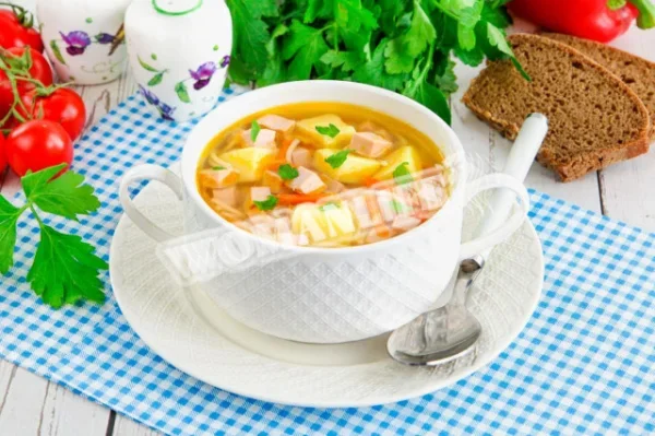 Класичний суп з ковбасою