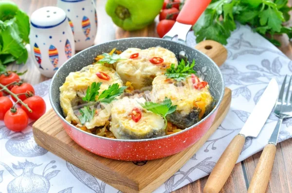 Хек з цибулею і морквою обсмажити на сковороді