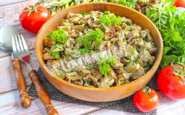 Баклажани з яйцем і цибулею на сковороді