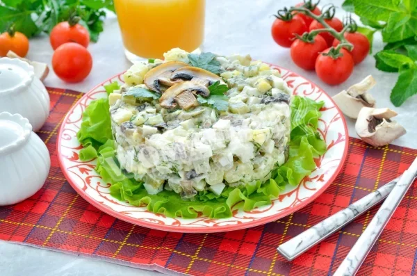 Салат з грибами та солоними огірками