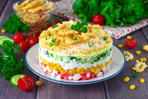 Салат з крабовими паличками, крабовими чіпсами і кукурудзою
