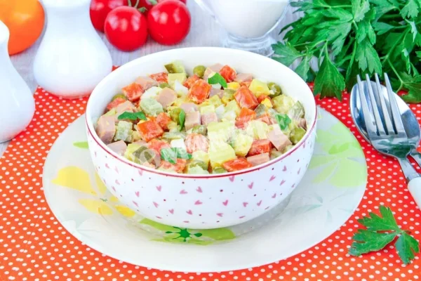 Класичний зимовий салат з ковбасою