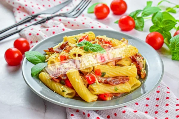 Макарони з беконом і сиром на сковороді
