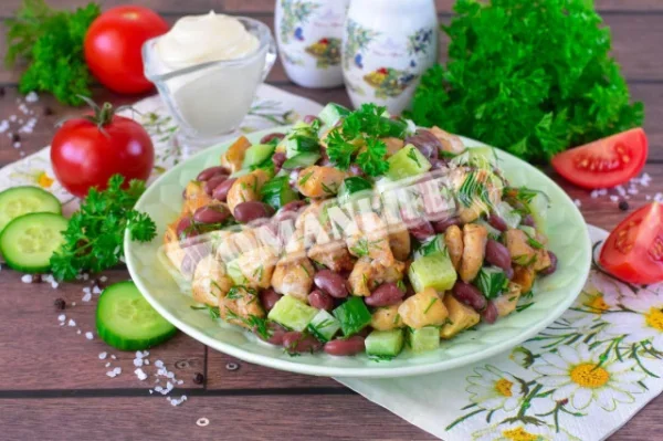 Салат з куркою, квасолею та огірками