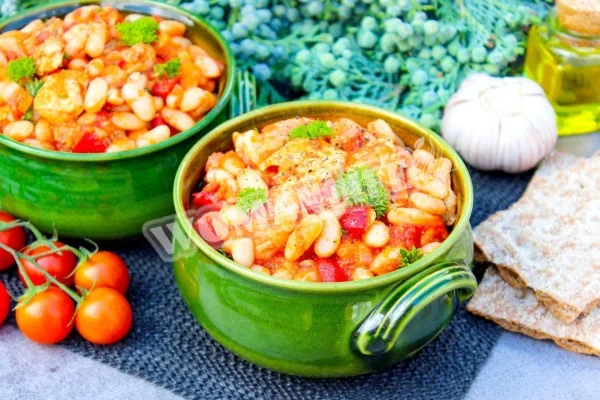 Куряча грудка з квасолею