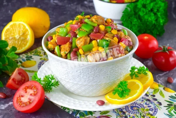 Салат з курки, квасолі та кукурудзи
