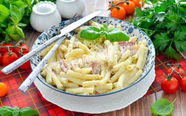 Макарони з беконом і сиром