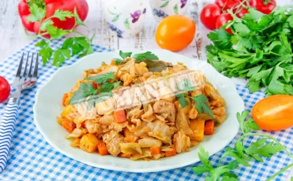 М'ясо з капустою і картоплею на сковороді
