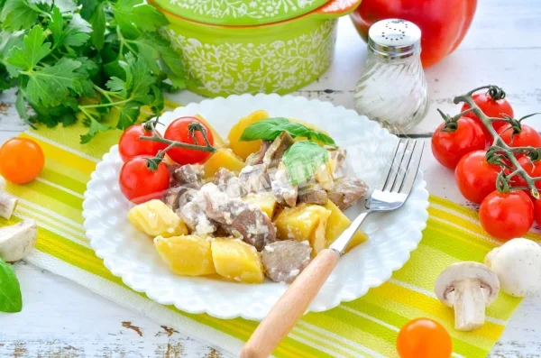М'ясо в горщиках з картоплею і сиром