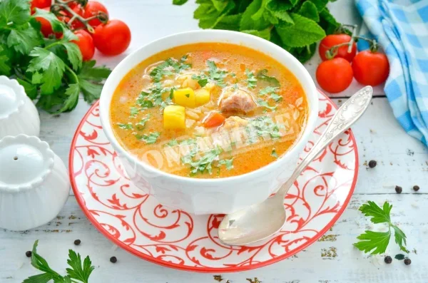Суп з рисом, картоплею і м'ясом