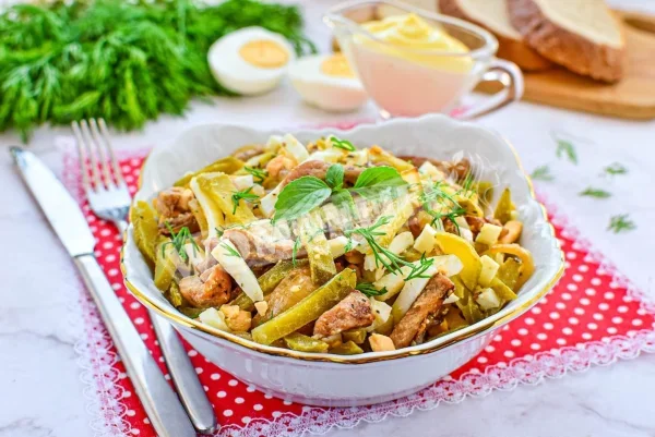 Салат з м'ясом і солоними огірками