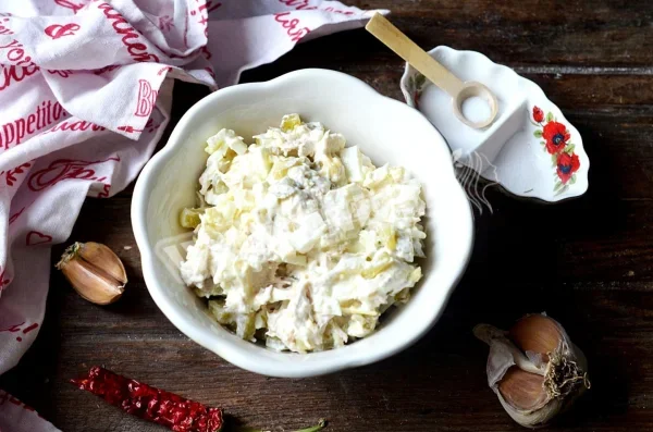 Салат з куркою, сиром і маринованими огірками