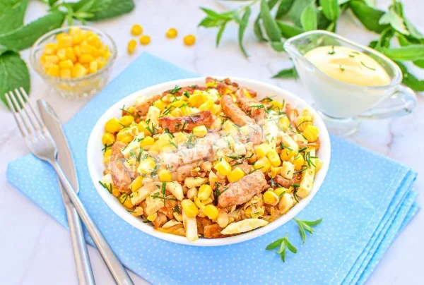Салат з м'ясом і кукурудзою
