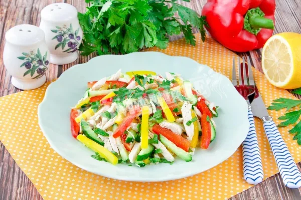 Салат з куркою і овочами без майонезу