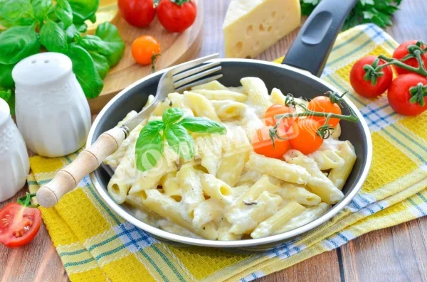 Макарони з вершками і сиром на сковороді