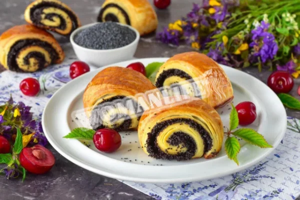 Булочки з листкового тіста з маком