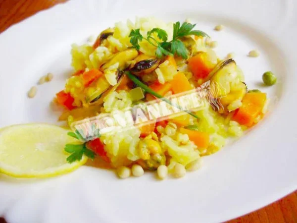 Плов з мідіями з морепродуктів