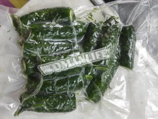 Малосольні огірки у вакуумному пакеті.