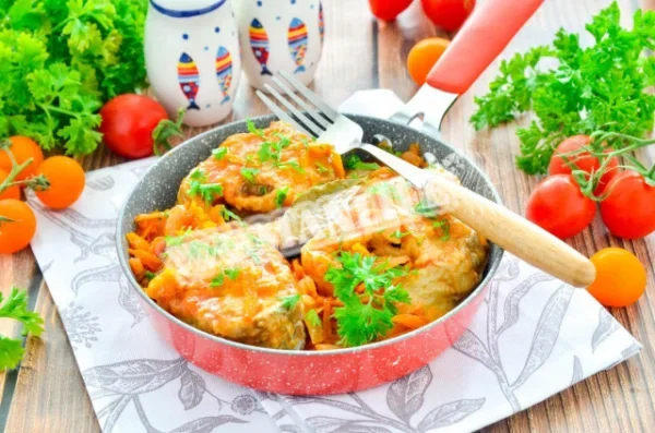Риба з морквою і цибулею на сковороді