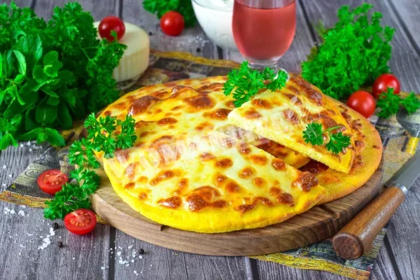 Грузинська коржик з сиром