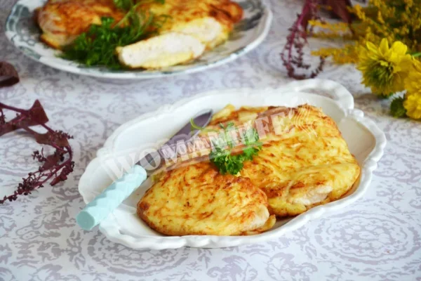 Куряче філе в клярі з сиром на сковороді