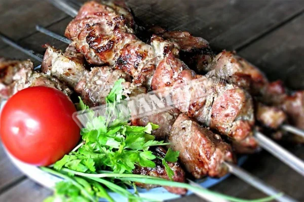 Шашлик з кабана на мангалі