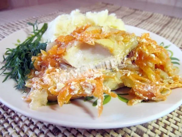 Минтай з морквою і цибулею на сковороді