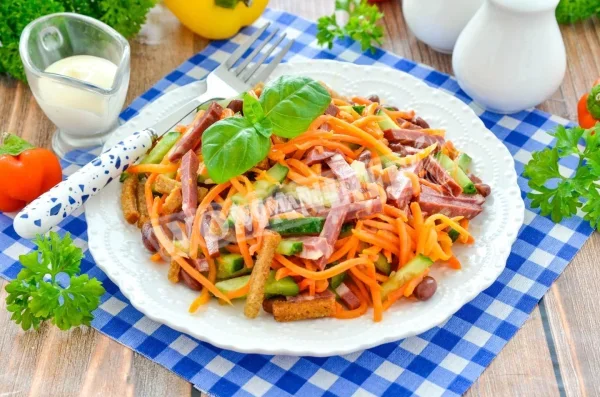 Салат з корейською морквою, ковбасою і квасолею