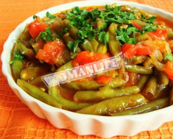 Португальська тушкована стручкова квасоля з овочами