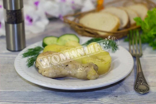 Курячі ніжки з картоплею в рукаві