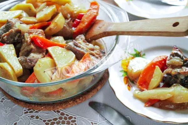 Овочеве рагу з м'ясом, кабачками і картоплею в духовці