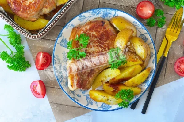Картопля по-сільськи з м'ясом в духовці