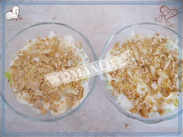 Салат з арахісом, куркою і капустою