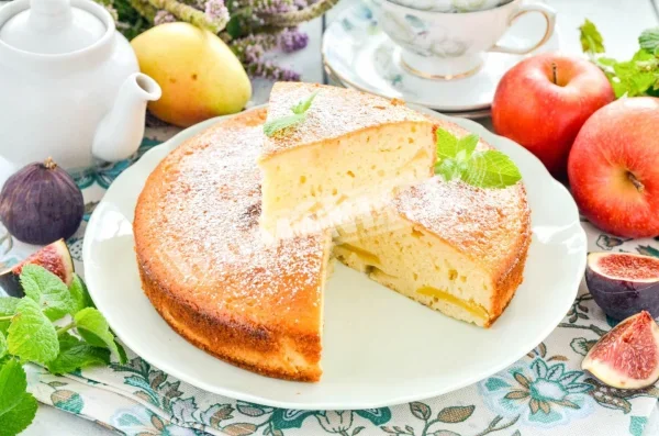 Шарлотка з манкою і яблуками в духовці