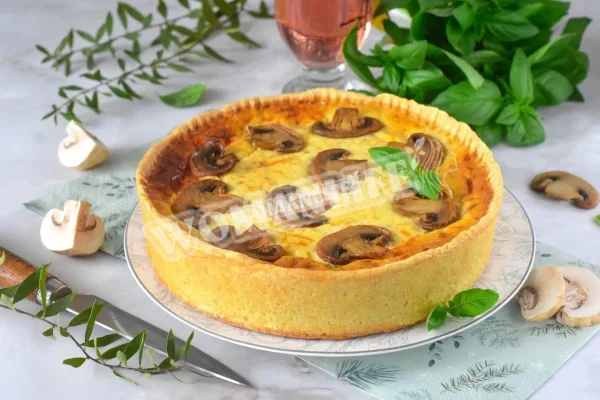 Кіш з грибами і сиром